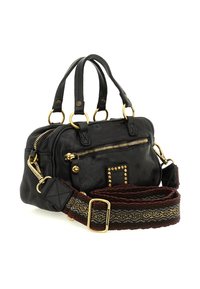 Borsa a tracolla in pelle nera con zip e anelli dorati, borchie decorative, doppi manici e una tracolla intrecciata marrone removibile con fibbia dorata.