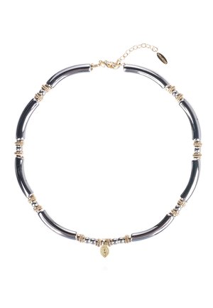 Collier métallique composé de segments courbés noirs brillants alternant avec des accents sphériques de couleur dorée, agrémenté d'un petit pendentif en forme de feuille dorée.