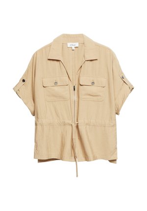 Beżowa kurtka z krótkim rękawem z zamkiem z przodu, dwiema zapinanymi na guziki kieszeniami na piersi oraz regulowanym paskiem w talii.