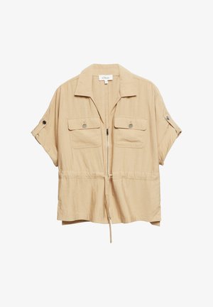 Beżowa kurtka z krótkim rękawem z zamkiem z przodu, dwiema zapinanymi na guziki kieszeniami na piersi oraz regulowanym paskiem w talii.