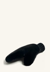 Manusă din blană artificială neagră, cu manșetă tricotată cu model nervurat, având o formă rotunjită, lată și o textură moale. Design simplu, fără logo-uri sau modele vizibile.