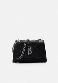 Melna ādas somiņa ar kvadrātveida šuvēm, sudraba ķēdes siksnu, logotipa rotājumu un kompaktu taisnstūrveida formu. Gluda tekstūra ar dimanta rakstu.