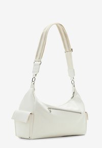 Sac à épaule en cuir blanc avec une texture lisse. Il dispose d'une poche avant zippée, d'une bandoulière rayée amovible et d'une poche latérale avec rabat.