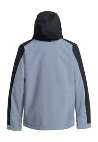 Wasserabweisende Jacke mit einem hellblauen Oberteil und schwarzen Akzenten an Schultern und Ärmeln, Kapuze und elastischen Bündchen.
