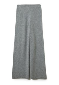 Pantaloni ampi in maglia grigia con vita elastica, tessuto testurizzato e cuciture a coste, esposti su sfondo bianco.