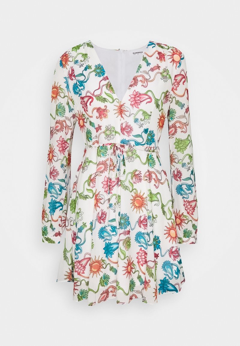 Blumen-Wickelkleid mit langen Ärmeln. Der weiße Stoff zeigt bunte Muster von Blumen und Ranken in Rot, Blau, Grün und Pink.