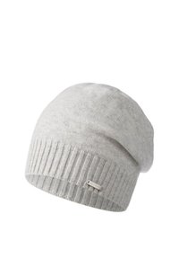 Hellgraue Strickmütze mit geripptem Bündchen, die eine glatte Textur und ein dezentes Markenetikett an der Seite aufweist.