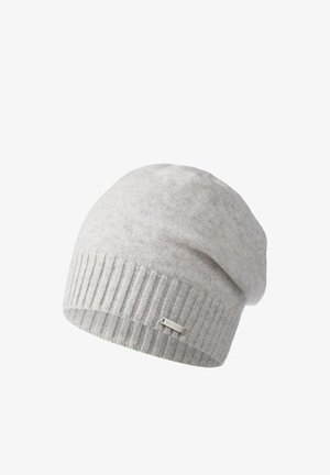 Lichtgrijze gebreide muts met een geribbelde boord, voorzien van een gladde textuur en een discreet merklabel aan de zijkant.