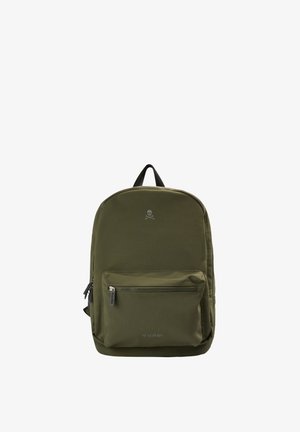 Mochila verde oliva con bolsillo delantero con cremallera, pequeño logo de calavera y huesos cruzados arriba, y asa negra en la parte superior.