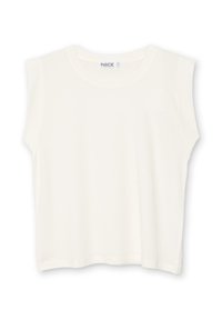 Camiseta blanca sin mangas hecha de tela suave, con un escote redondo y un dobladillo ligeramente redondeado. Diseño sencillo sin patrones ni acentos.