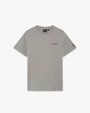 Ανοιχτό γκρι κοντομάνικη μπλούζα με στρογγυλή λαιμόκοψη, μικρό λογότυπο "LYLE & SCOTT" στο αριστερό στήθος και κίτρινο έμβλημα αετού στο δεξί μανίκι.