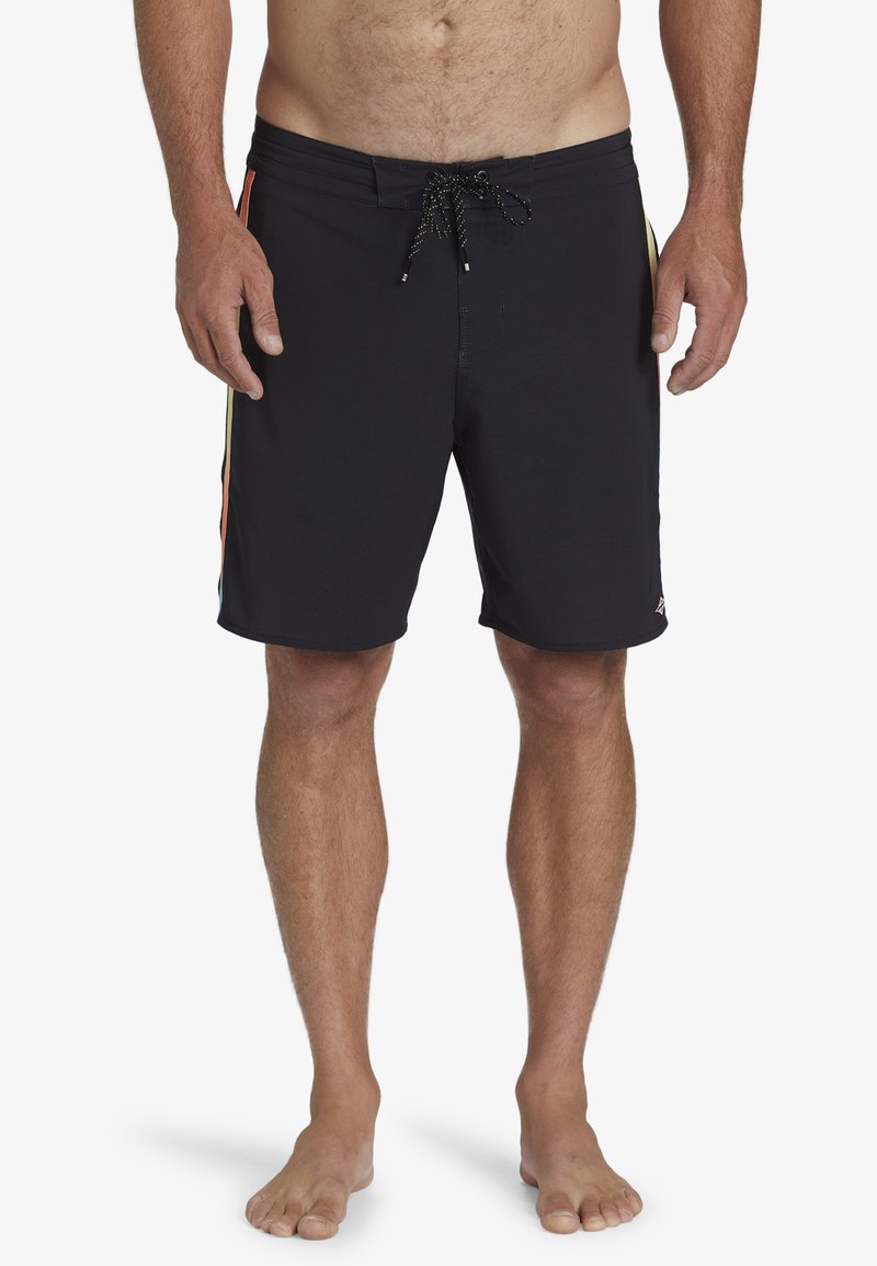 Bañador negro con cintura de cordón, con acentos laterales en rojo, amarillo y naranja. Tela suave y diseño hasta la rodilla.