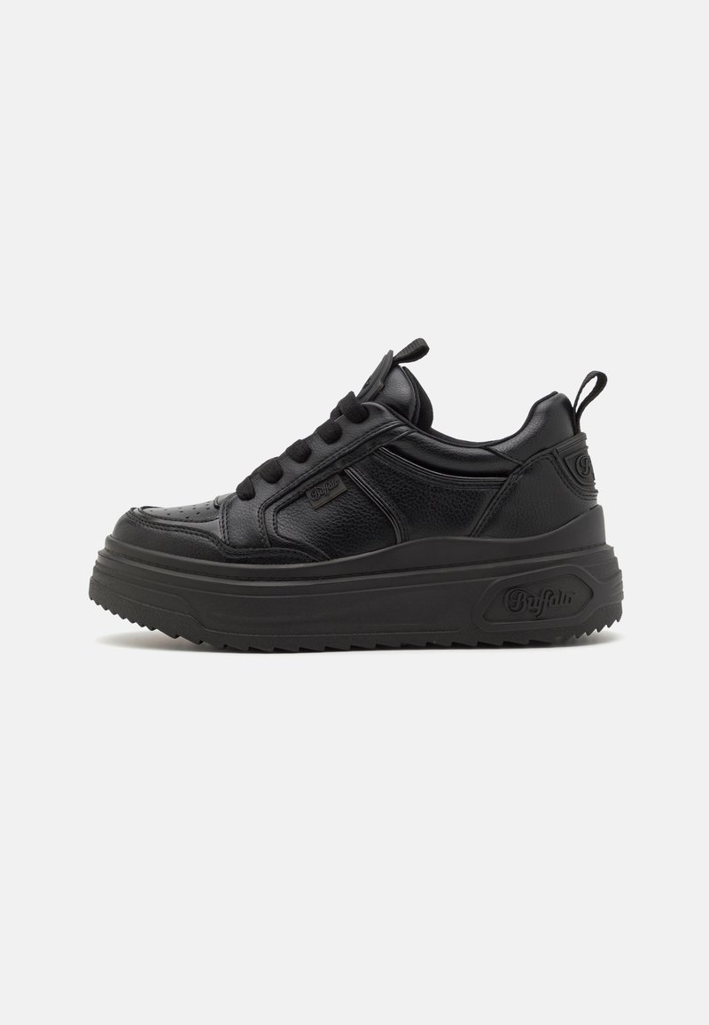 Sorte plattform sneakers med en teksturert læroverdel, rund tå, snøring foran og merkenavn på sidene og hælen.