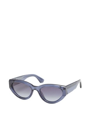 Ochelari de soare tip cat-eye cu un cadru semi-transparent de culoare albastră, lentile în degrade de culoare închisă și brațe groase cu detalii subtile.