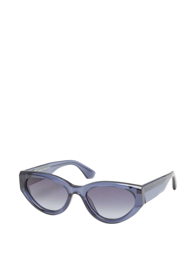 Ochelari de soare tip cat-eye cu un cadru semi-transparent de culoare albastră, lentile în degrade de culoare închisă și brațe groase cu detalii subtile.