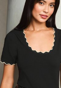 Lipsy SCALLOP TRIM - REGULAR FIT - Apdrukāts T-krekls - black