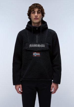 Felpa nera in fleece con cappuccio, dotata di zip frontale e tasca sul petto con bandiera norvegese e dettagli del logo. Superficie testurizzata.