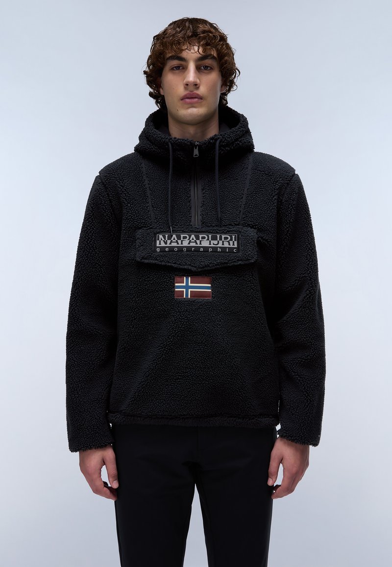 Sudadera de forro polar negra con capucha, con un frente con cremallera y un bolsillo en el pecho que presenta una bandera noruega y detalles de logotipo. Superficie texturizada.