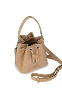 Borsa a secchiello in suede beige con chiusura a coulisse, occhielli in metallo e tracolla rimovibile. Presenta una texture morbida e un ampio interno.