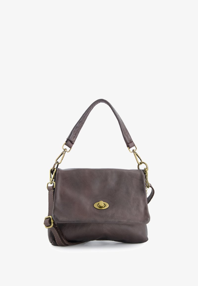 Bruine leren handtas met een klepsluiting, koperen beslag en een verstelbare schouderriem. Zachte textuur met minimale stikdetails.