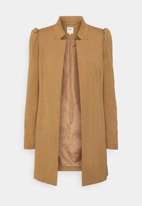 Kamelowy długi płaszcz z wyraźnymi ramionami, otwartym przodem, bocznymi kieszeniami i gładką satynową podszewką w środku.