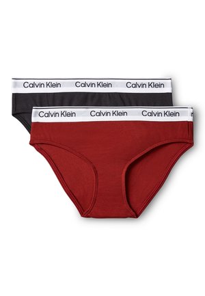 Deux paires de slips pour femmes Calvin Klein en noir et rouge foncé, chacun avec une ceinture blanche avec le logo Calvin Klein en noir.