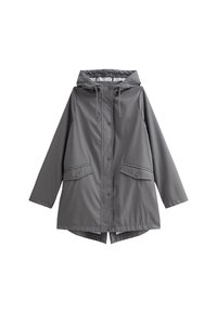 Chaqueta impermeable gris con capucha, cierre de botones, dos bolsillos frontales y un corte holgado. Fabricada con un material sintético suave.