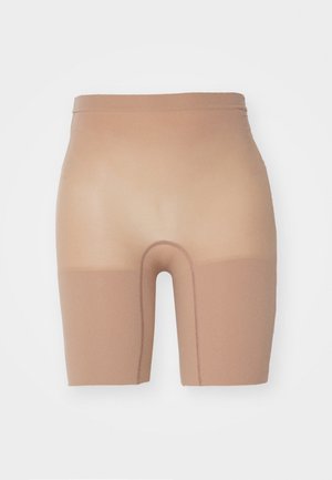 Shorts da bicicletta elasticizzati beige con una consistenza liscia, lunghezza fino a metà coscia, vita elasticizzata e cuciture rinforzate.