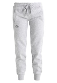 Pantalones de chándal grises hechos de una tela suave, con una cintura elástica y cordón ajustable, dos bolsillos laterales y un pequeño logo bordado.