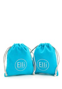 Zwei türkisfarbene Stoffbeutel mit Kordelzug, mit einer glatten Textur und einem weißen, runden Logo, das in fetten Buchstaben "Elli" liest.