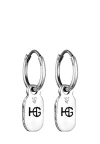 Silverfärgade ringörhängen med rektangulära hänge, graverade med "HG" och märkta "925", som visar en polerad yta med släta ytor.