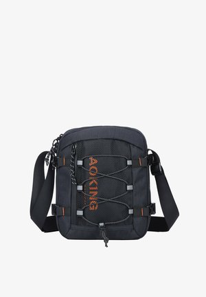 Zwarte vierkante crossbodytas met verstelbare band, voorvak van gaas, bungee koorddetail en oranje verticale merklogo.