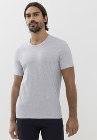 Grå kortärmad T-shirt med rund halsringning, tillverkad av ett mjukt tyg. Har en avslappnad passform och slät textur, lämplig för vardagsbruk.