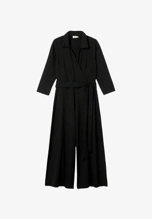 Svart omlottstil jumpsuit med trekvartsärmar, skärp i midjan och vida ben, tillverkad av mjukt, texturerat tyg.