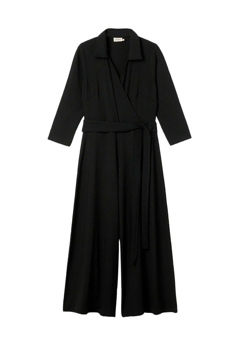 Musta kietaisutyyppinen haalari, jossa on kolme neljäsosahihnaa, solmittava vyö vyötäröllä ja leveät lahkeet, valmistettu pehmeästä, teksturoidusta kankaasta.