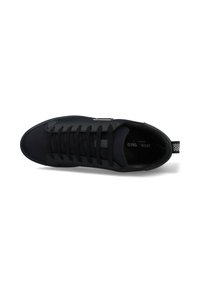 Zwarte sneaker met een bovenwerk van gaas en synthetisch materiaal, voorzien van platte veters, een gladde zool en een logodetail aan de zijkant.