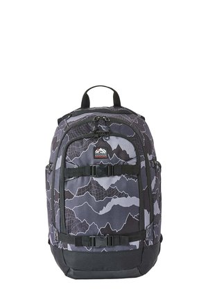 Mochila con patrón de montaña gris y negro, dos correas delanteras con hebilla, bolsillos laterales y asa superior para llevar.
