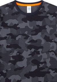 Zwarte en grijze camouflage t-shirt met een ronde hals, met een mix van stip- en streepjespatronen, en een oranje bies bij de halsline.