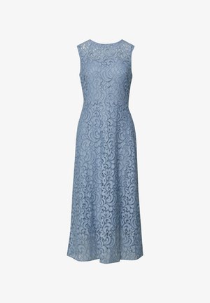 Robe midi sans manches en dentelle bleu clair avec motifs floraux et cachemire, corsage ajusté et jupe évasée sur fond blanc.