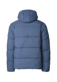 Kurtka puchowa w miękkim niebieskim materiale, z kapturem, pikowanym wzorem i panelami o różnej grubości dla izolacji. Brak widocznych elementów metalowych.