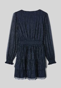 Robe bleu foncé à volants et manches longues. Fabriquée en tissu texturé et scintillant, elle présente une taille élastique et des poignets à volants.