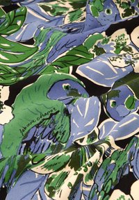 Stoff mit einem floralen und Blattmuster in Blau- und Grüntönen auf schwarzem Hintergrund, mit dem Namen des Designers eingraviert.