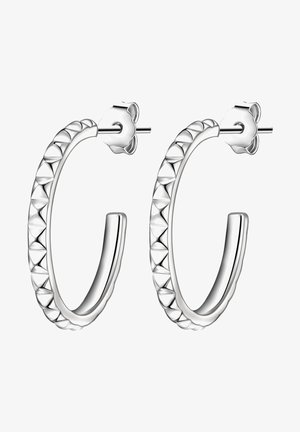 Zilveren creolen met een gestructureerd ontwerp, voorzien van driehoekige patronen langs de buitenrand, bevestigd met een veilige stud sluiting.