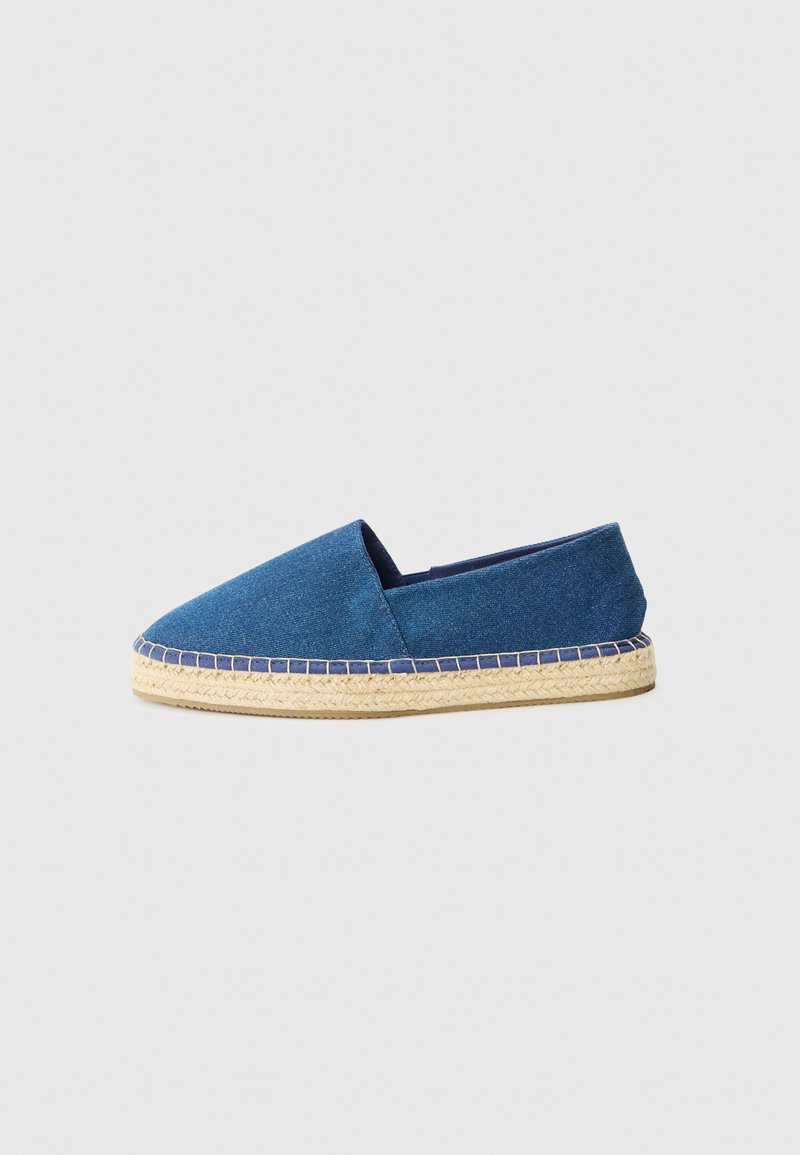 Espadrille en toile bleue avec un bout fermé, semelle en jute et bordure cousue. Tissu à texture lisse et design à profil bas.