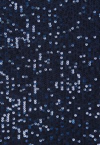 Schwarzer Stoff, der mit verstreuten blauen Pailletten bedeckt ist und eine strukturierte, reflektierende Oberfläche mit unterschiedlichen Größen und Dichten von Pailletten schafft.