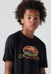 Levi's® CACTUS IN THE SUNSET TEE - Marškinėliai su spaudiniu - jet black