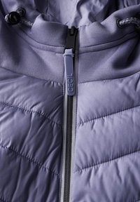 Giacca viola chiaro con motivo trapuntato, dotata di chiusura a zip e coulisse regolabili sul cappuccio. Finitura in tessuto testurizzato e liscio.