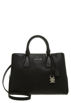 Sort tekstureret læderhåndtaske med to håndtag, en aftagelig skulderrem, sølv låsevedhæng og Michael Kors-logo foran.