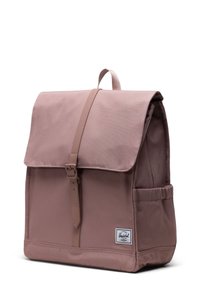 Helle rosa Rucksack aus robustem Stoff. Verfügt über eine Klappe mit einem Schnallenverschluss, eine Seitentasche und ein Markenlabel auf der Vorderseite.