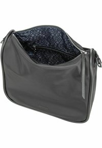 Czarna skórzana torba o gładkiej fakturze i zamknięciu na zamek błyskawiczny. Wnętrze wyłożone tkaniną z logo. Kompaktowy i uporządkowany design.